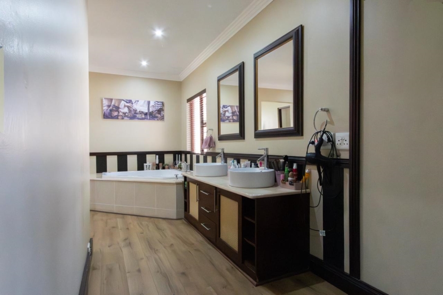 5 Bedroom Property for Sale in Protea Park North West